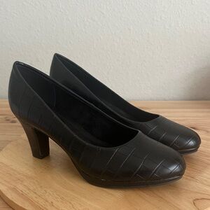 Easy Street Equinox Womens Round Stiletto Heel Pumps black